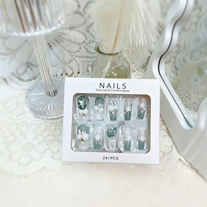 Pearl Chain with Silver Rhinestone Detail on Press On Nail